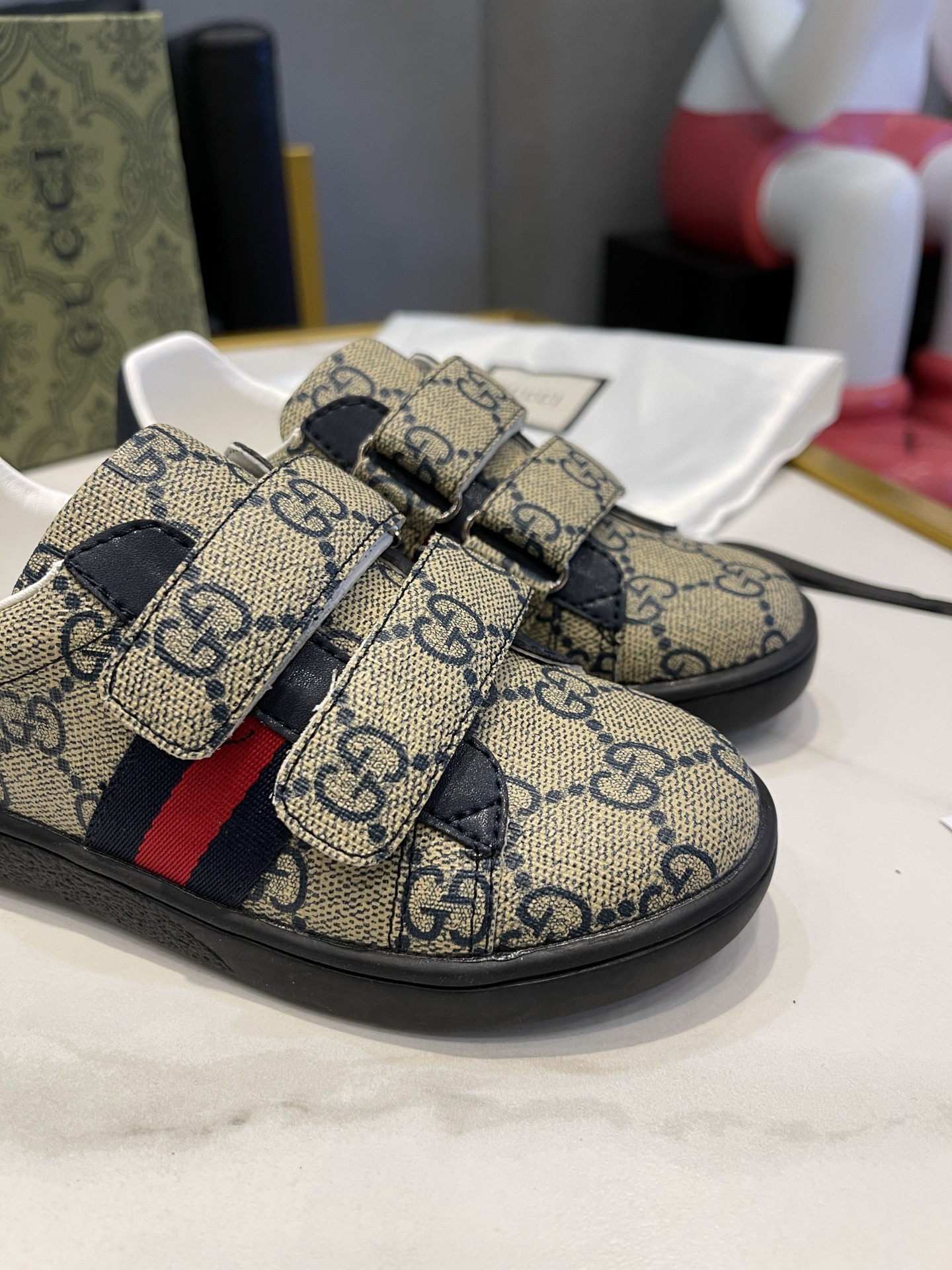 Children's shoes child